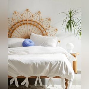 Urban Outfitters breezy cotton percale knotted duvet cover WITH shams